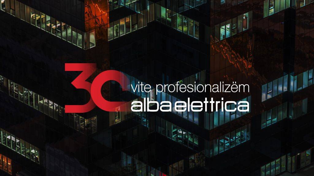 Logotipo del 30.º aniversario de Alba Elettrica sobre un edificio de oficinas de noche