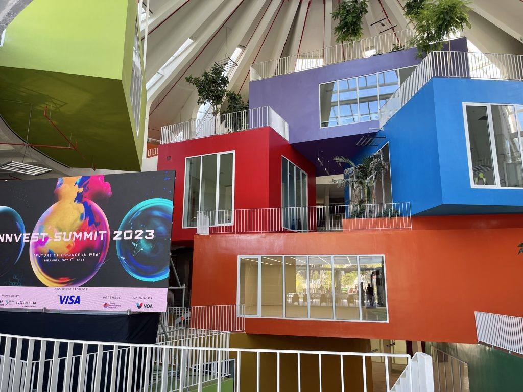Pantalla del Innvest Summit 2023 en el interior de la colorida Pirámide de Tirana